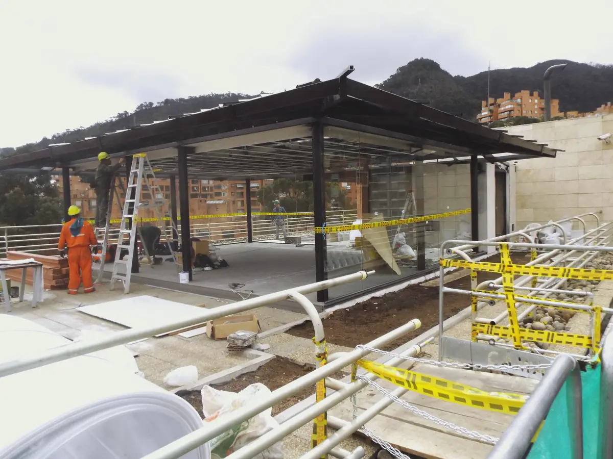 Pabellón en terraza – Acero y vidrio